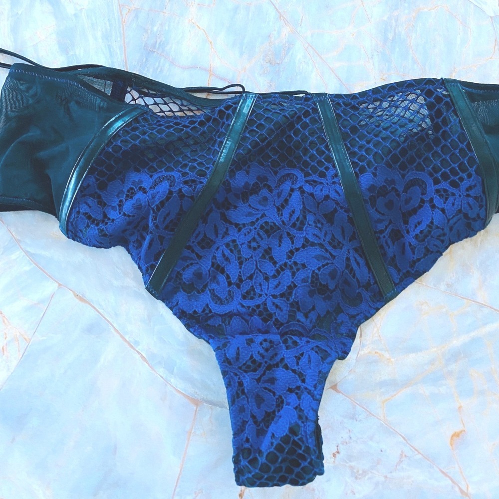 Victoria's Secret Very Sexy Blue Fishnet Lace Mid-Rise Cheeky Panty Medium Y2k